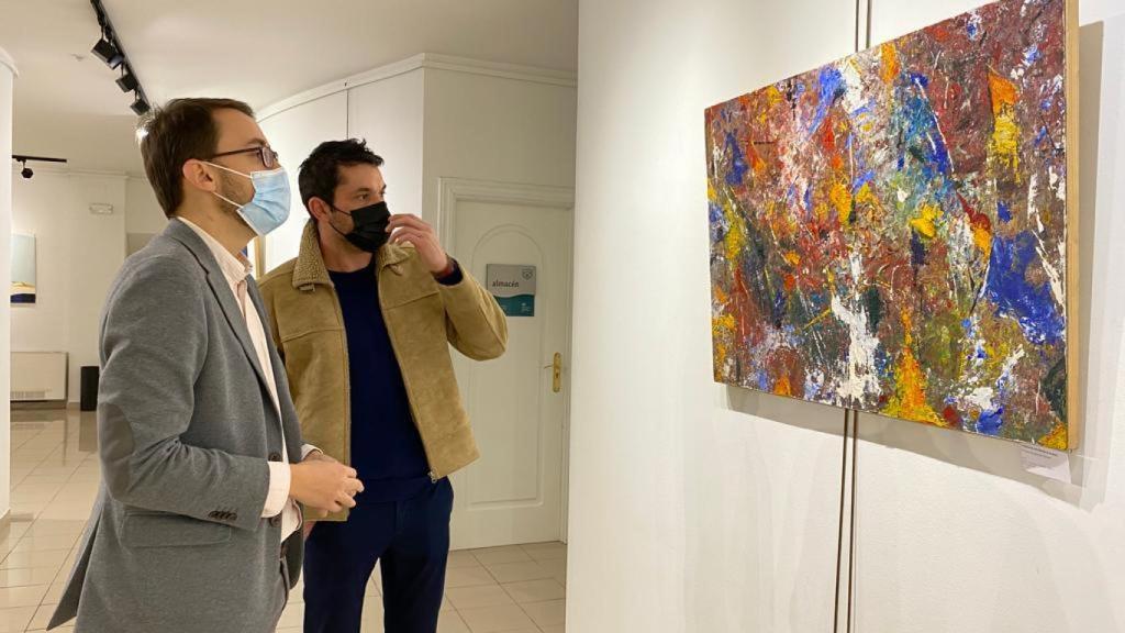 El pintor salmantino Fernando de Cabo, junto al concejal de Juventud