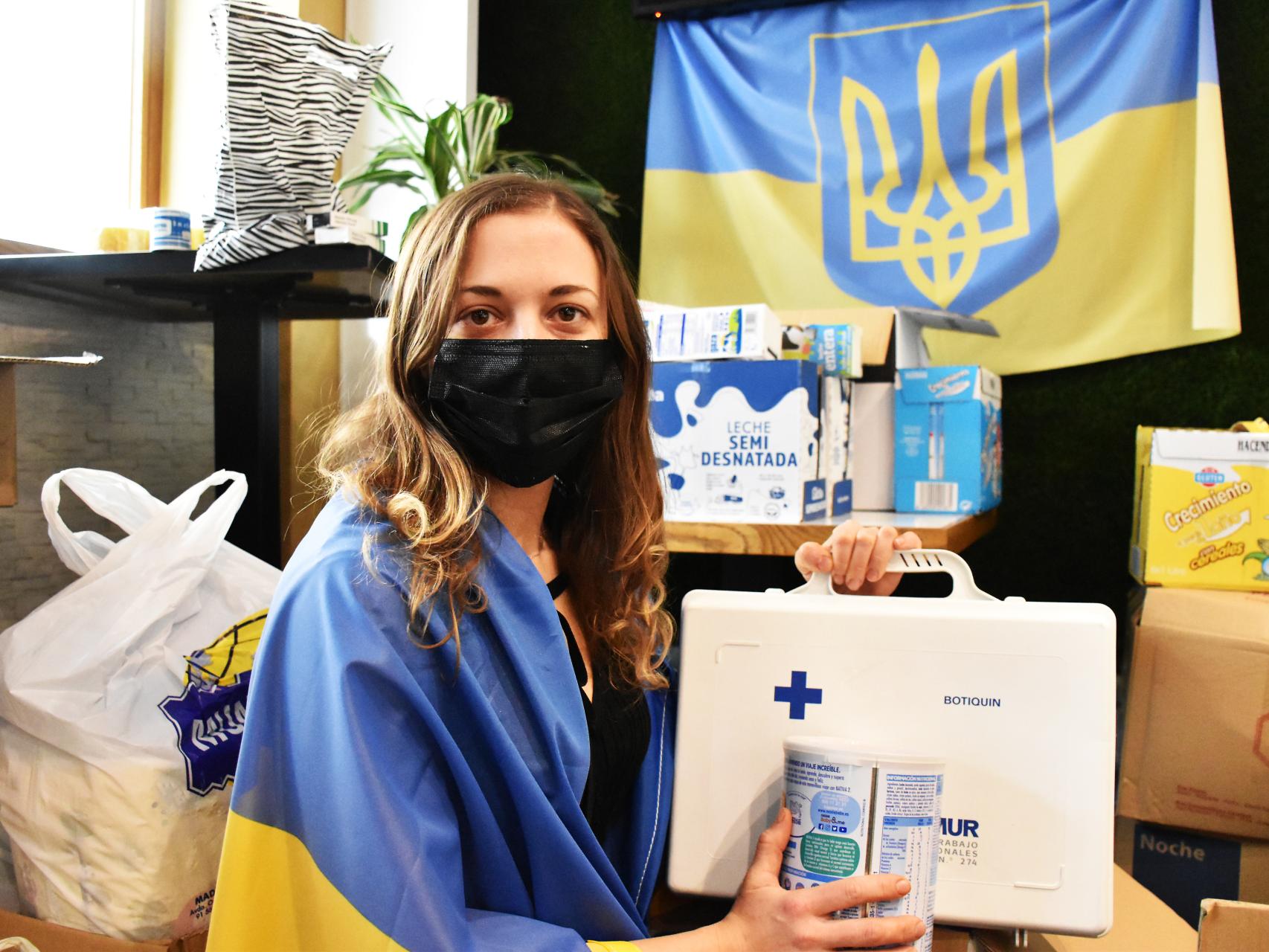 Anna Boryachenko, propietaria del Bar Book, con las cajas de solidaridad en su establecimiento