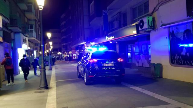 Un vehículo de la Policía Nacional patrullando por la noche