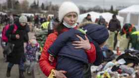 Una mujer ucraniana llega a Polonia junto a su hijo y un grupo de refugiados