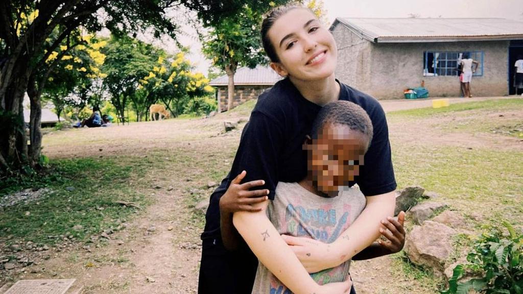 Alba Díaz, durante una jornada de voluntariado, en una fotografía que publicó en sus redes sociales.