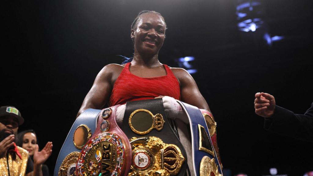 Claressa Shields, con todos sus cinturones.