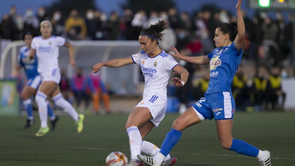 Nahikari García, en acción con Violeta Quiles durante el Alhama - Real Madrid Femenino