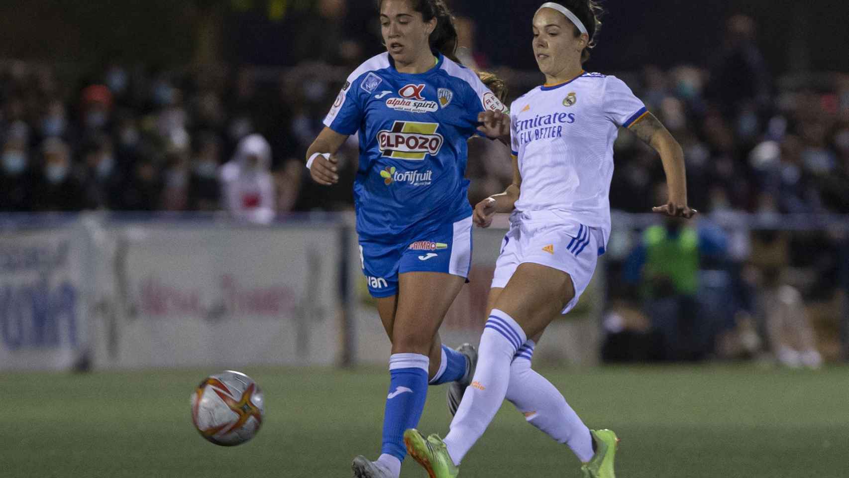 Claudia Zornoza, en acción con Marina Martí durante la Copa de la Reina 2021/2022