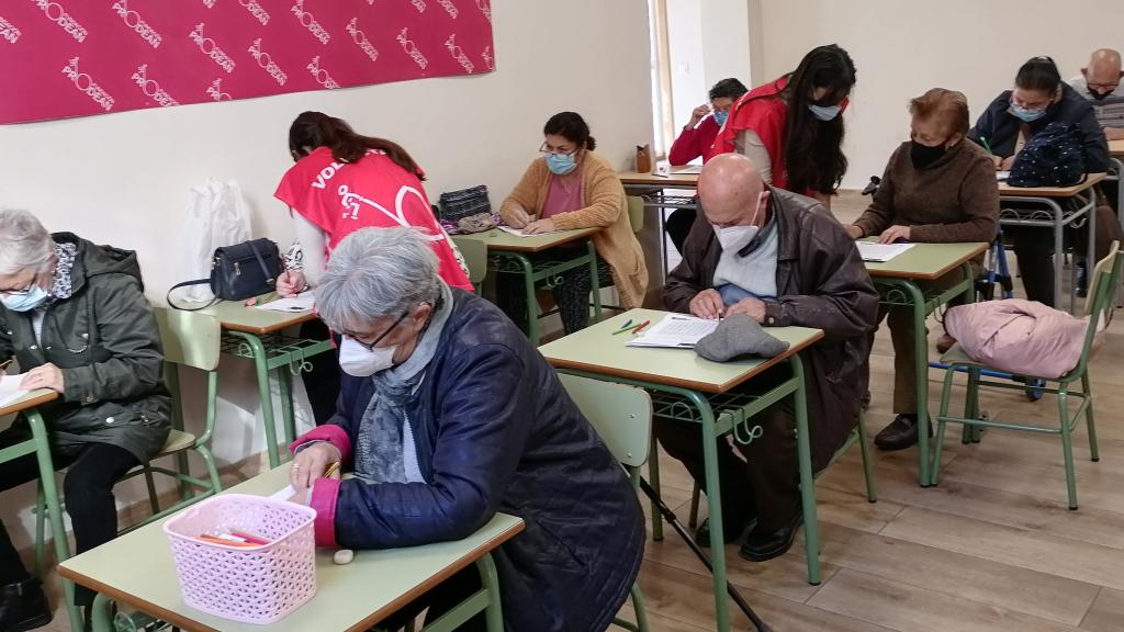 Aprender a leer y escribir a los 88 años: así son los cursos de alfabetización para mayores