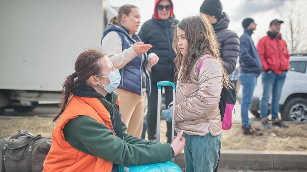 Refugiados ucranianos en la frontera con Rumanía.