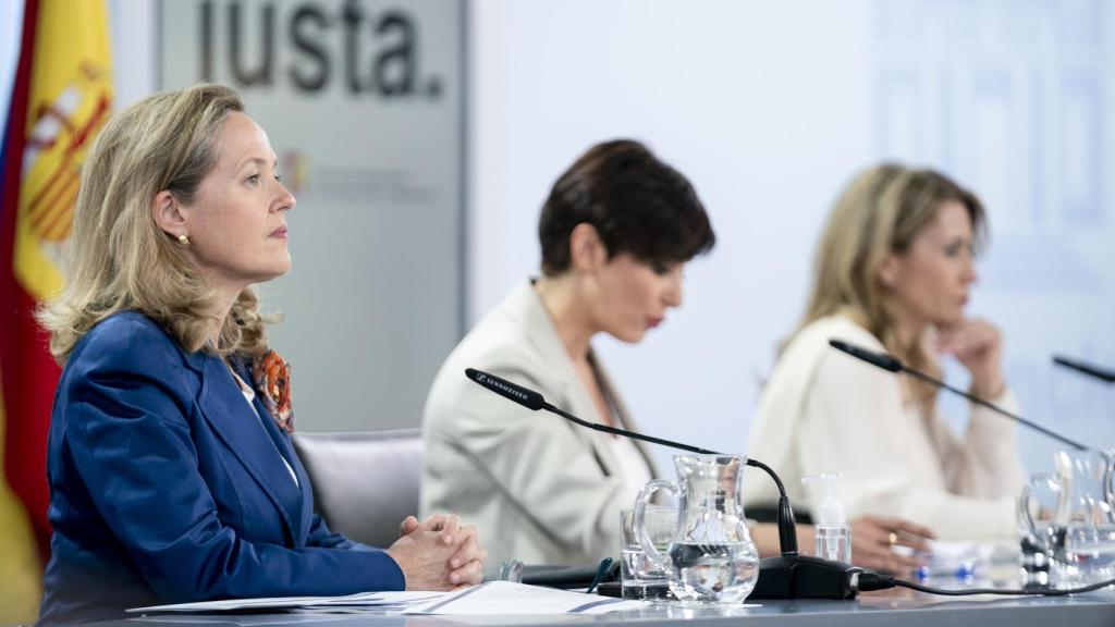 Nadia Calviño, junto a Isabel Rodríguez y Raquel Sánchez, en la sala de prensa de Moncloa.