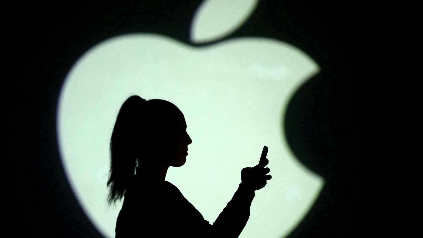 Imagen de una mujer con el logo de Apple.