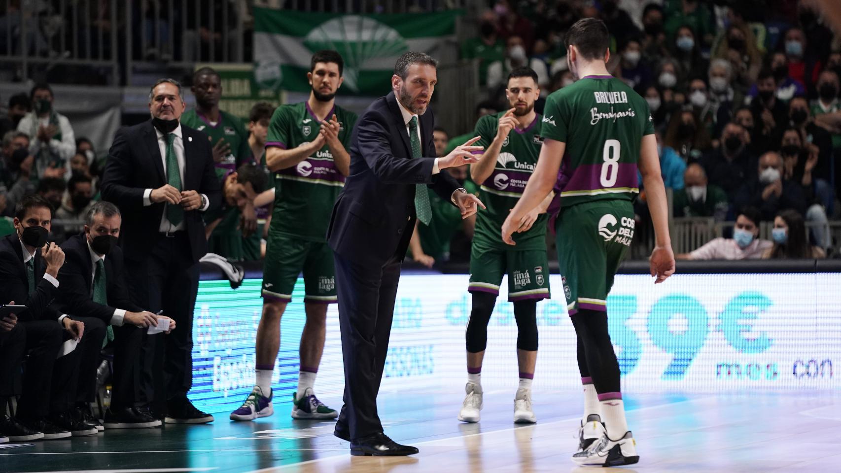 Ibon Navarro y Brizuela conversan en el partido ante el Real Madrid.