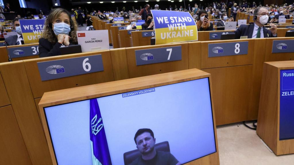 El presidente de Ucrania, Volodímir Zelenski, durante su intervención en la Eurocámara