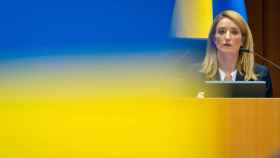 La presidenta de la Eurocámara, Roberta Metsola, con la bandera de Ucrania durante el debate de este martes