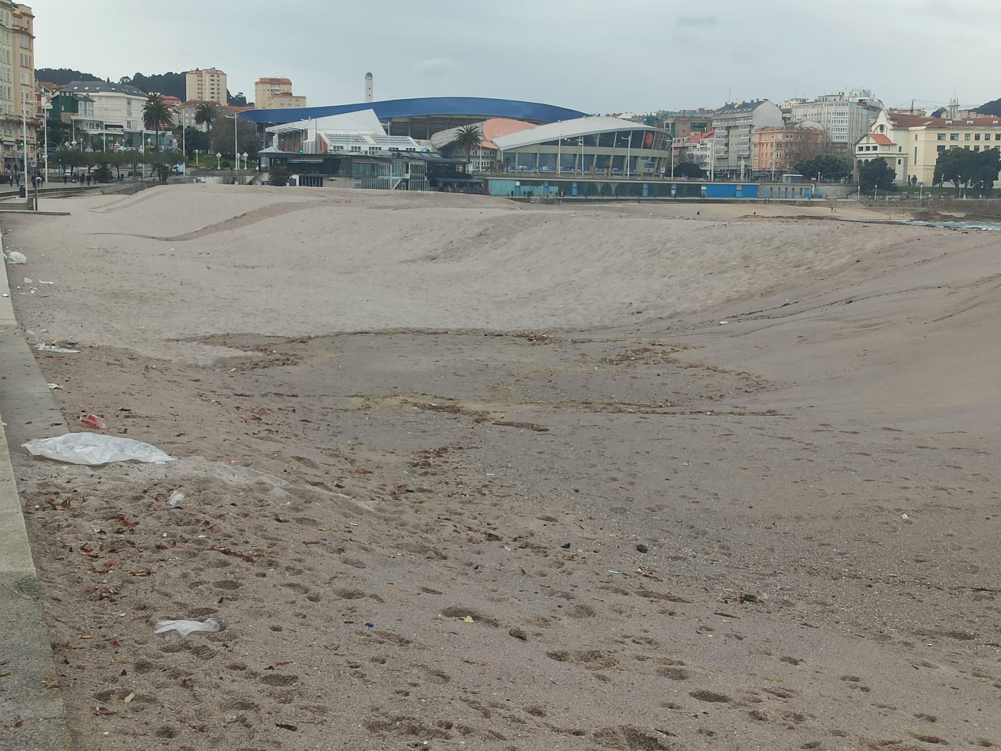 La playa de Riazor con restos del botellón. Foto: Quincemil