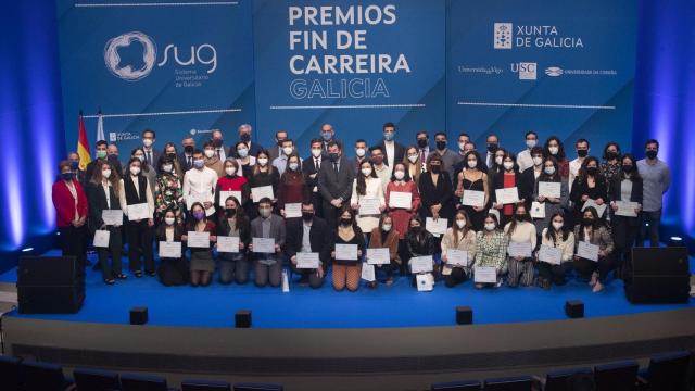 El conselleiro de Cultura, Educación e Universidade, Román Rodríguez, con los galardonados con los Premios Fin de Carreira 2020.