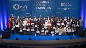 El conselleiro de Cultura, Educación e Universidade, Román Rodríguez, con los galardonados con los Premios Fin de Carreira 2020.
