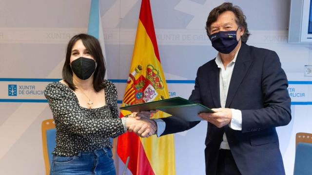 La conselleira de Emprego e Igualdade, María Jesús Lorenzana, y el secretario general para el Deporte, José Ramón Lete, firman un acuerdo de colaboración.