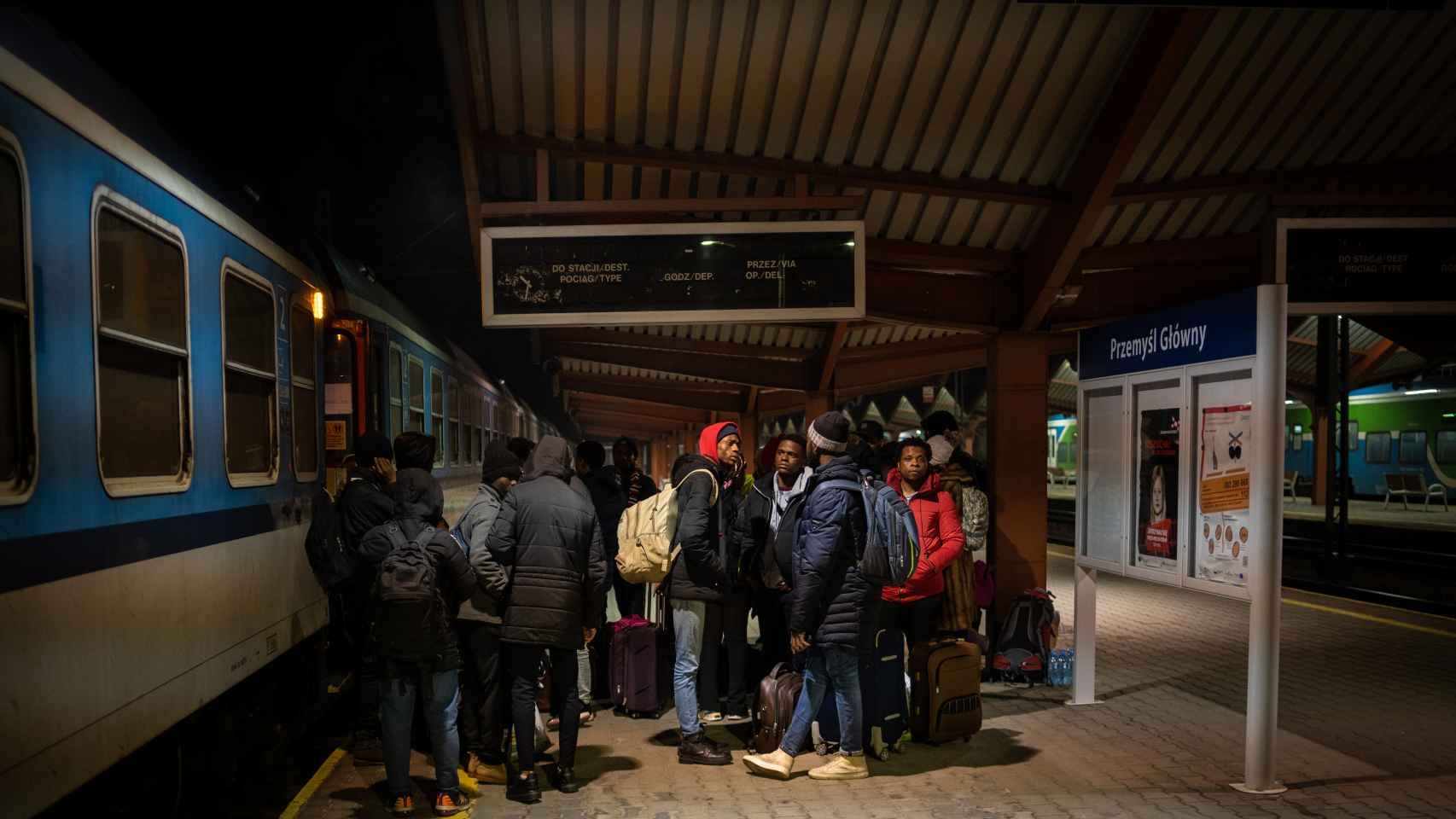 Un grupo de africanos espera en el andén número dos la entrada al tren gratuito que les llevará a Varsovia.