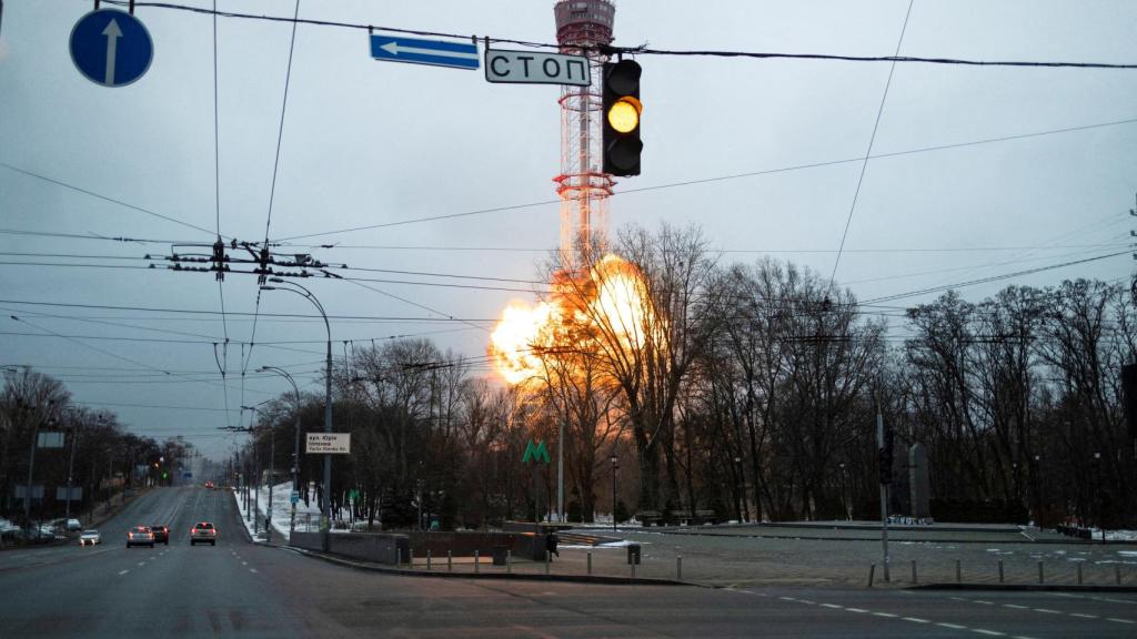 Imagen del daño provocado por los bombardeos en Kiev contra una torre de televisión.