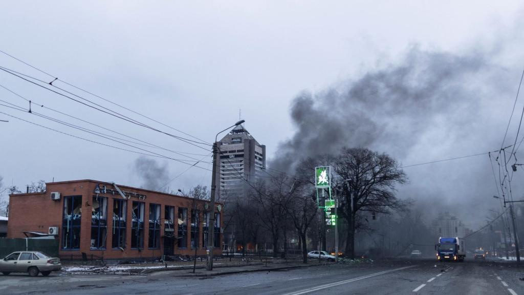 Columna de humo provocada por los bombardeos rusos sobre la ciudad de Kiev.