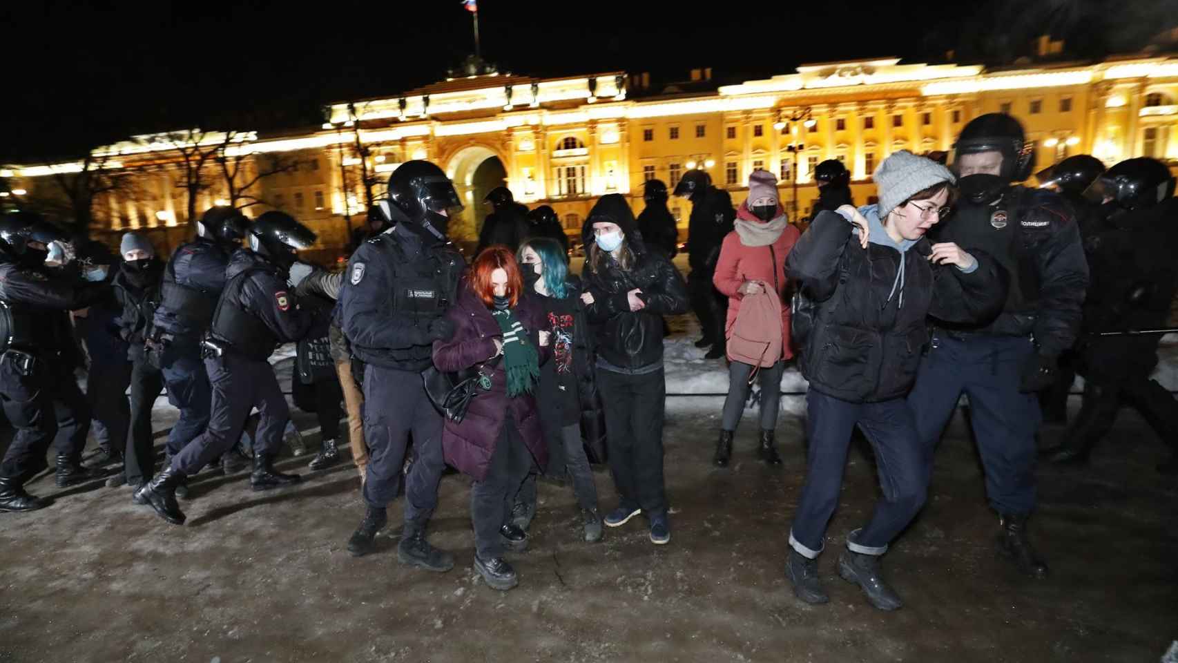 La policía arresta a varios manifestantes en una protesta en San Petersburgo.