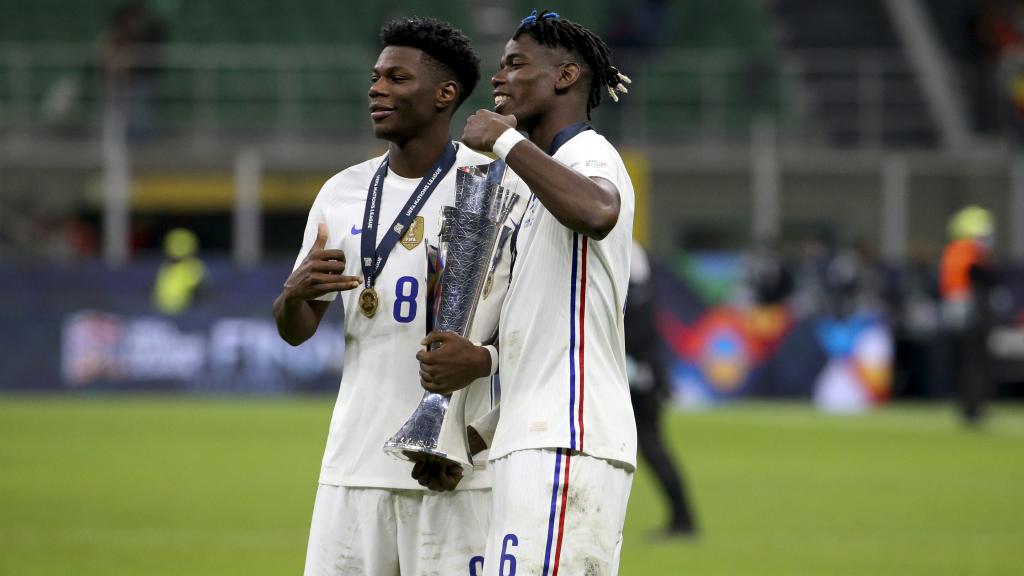 Aurelien Tchouameni, con Paul Pogba y el trofeo de la Nations League.