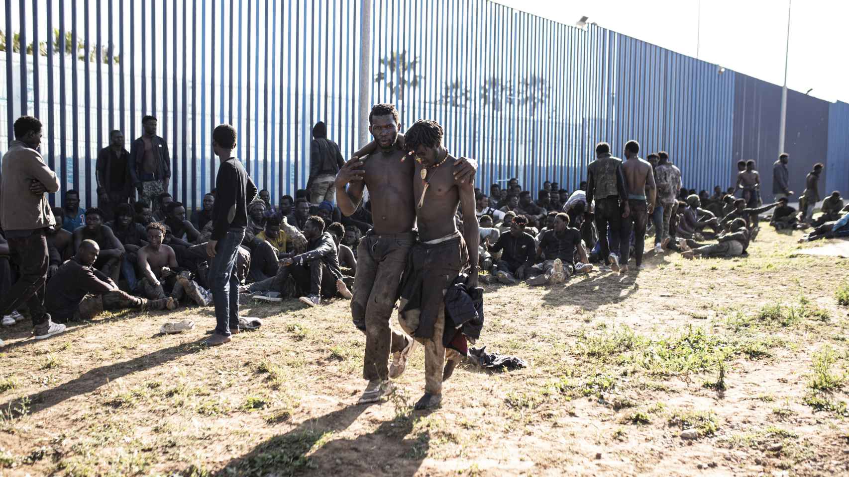 Migrantes de origen subsahariano consiguen saltar la valla de Melilla.