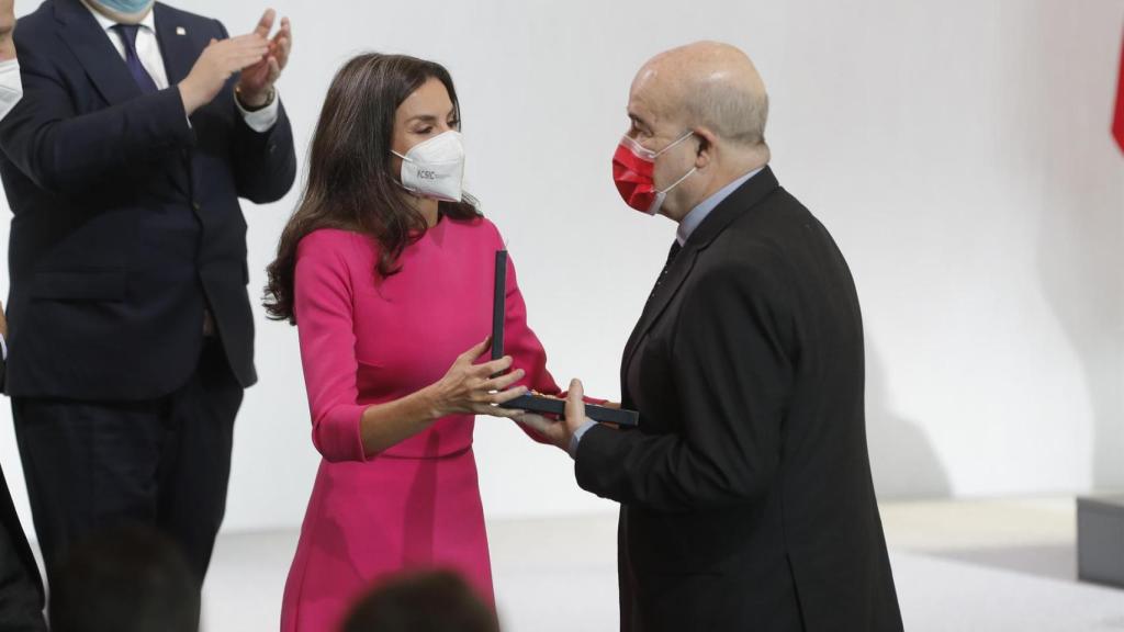 El actor Antonio Resines recibe la Medalla de Oro al Mérito en las Bellas Artes 2020 de manos de la reina Letizia en Pamplona. Foto: EFE/Villar López