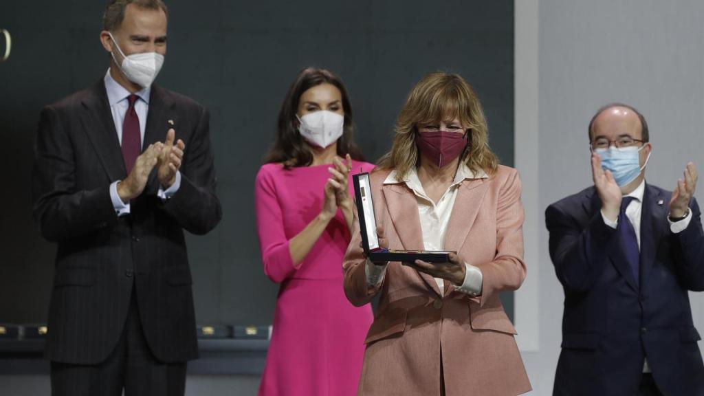 La actriz Emma Suárez posa  tras recibir la Medalla de Oro al Mérito en las Bellas Artes de manos de los reyes Felipe VI y Letizia. Foto: EFE/Villar López