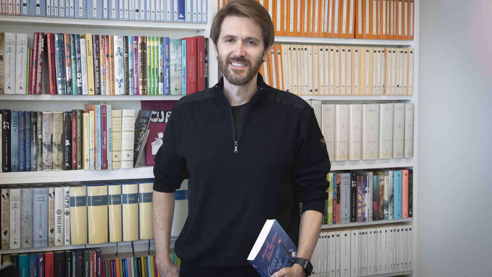 Manuel Martínez Velasco durante la promoción de su primera novela romántica este miércoles 2 de marzo de 2022.