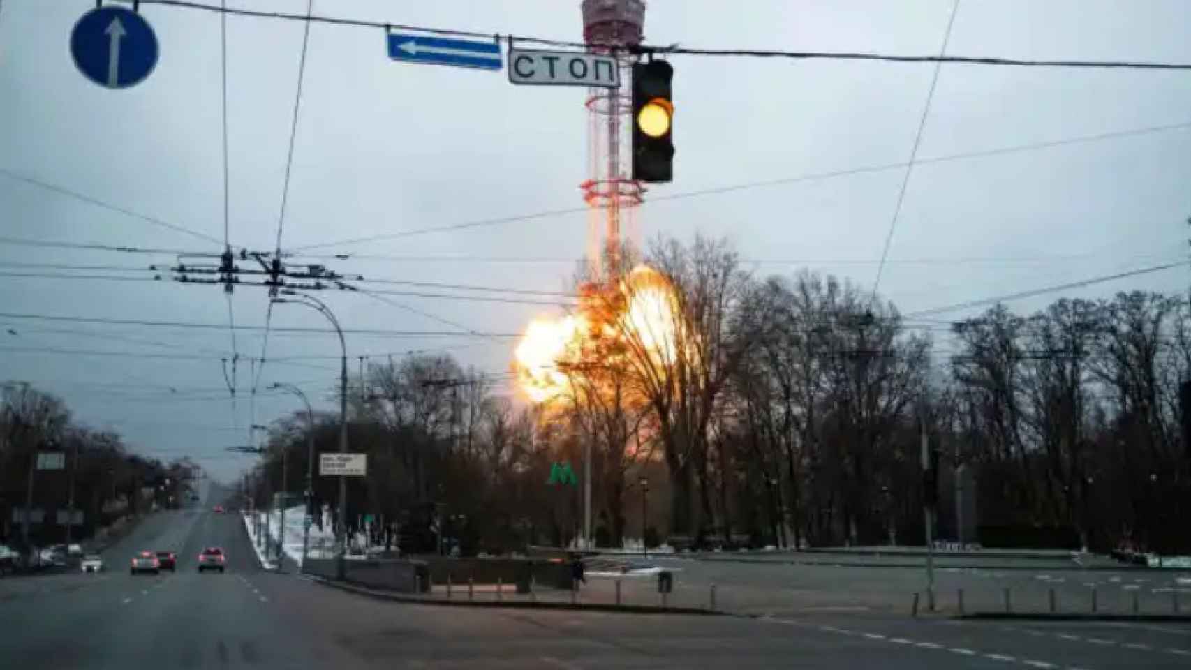 Daños producidos por el impacto de un misil contra la torre de televisión de Kiev. FOTO: Reuters.