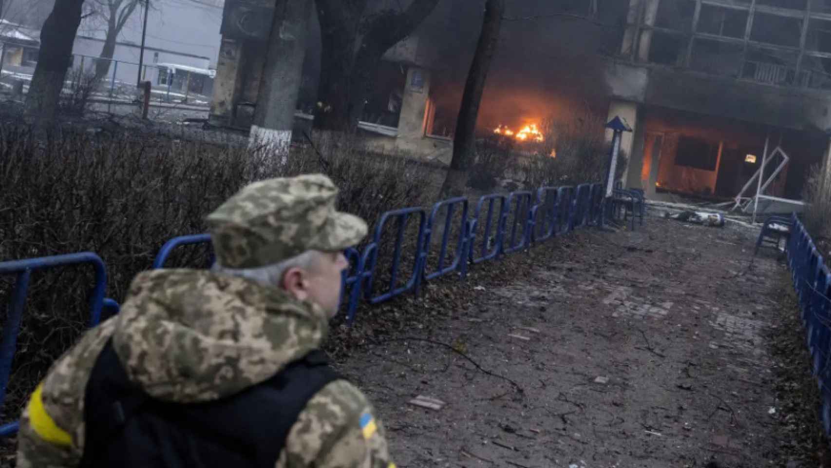 Un edificio arde en Kiev como consecuencia de los ataque militares de Rusia. FOTO: Reuters.