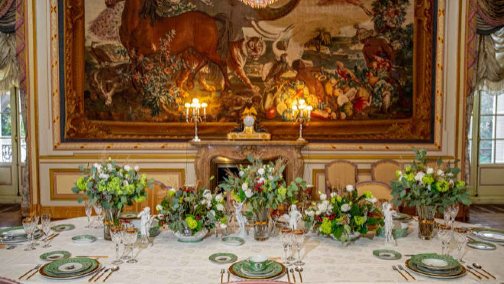 La mesa puesta de la Casa de Alba con la vajilla completa diseñada por Genoveva Casanova.