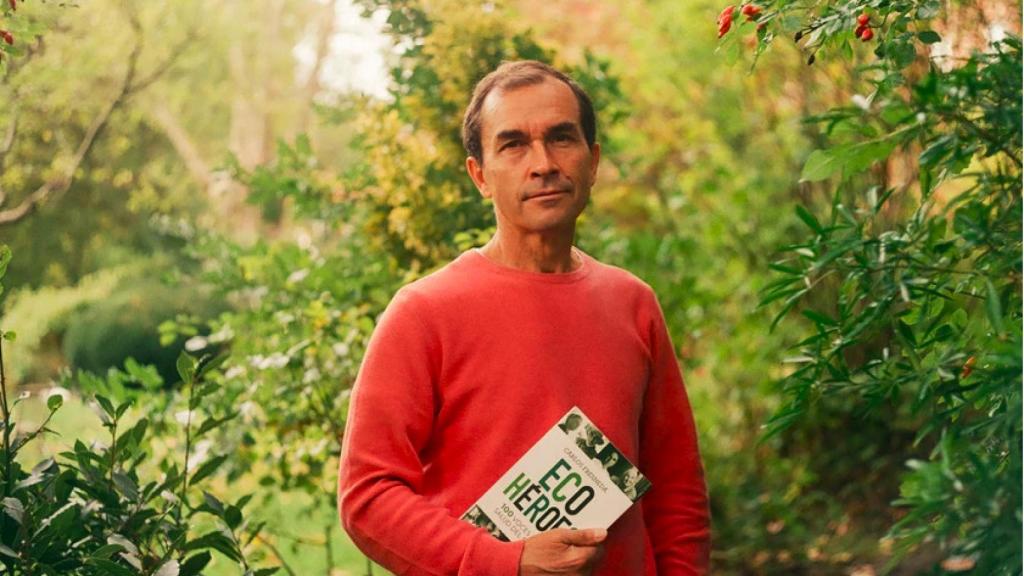 Carlos Fresneda posa con el libro 'Ecohéroes'