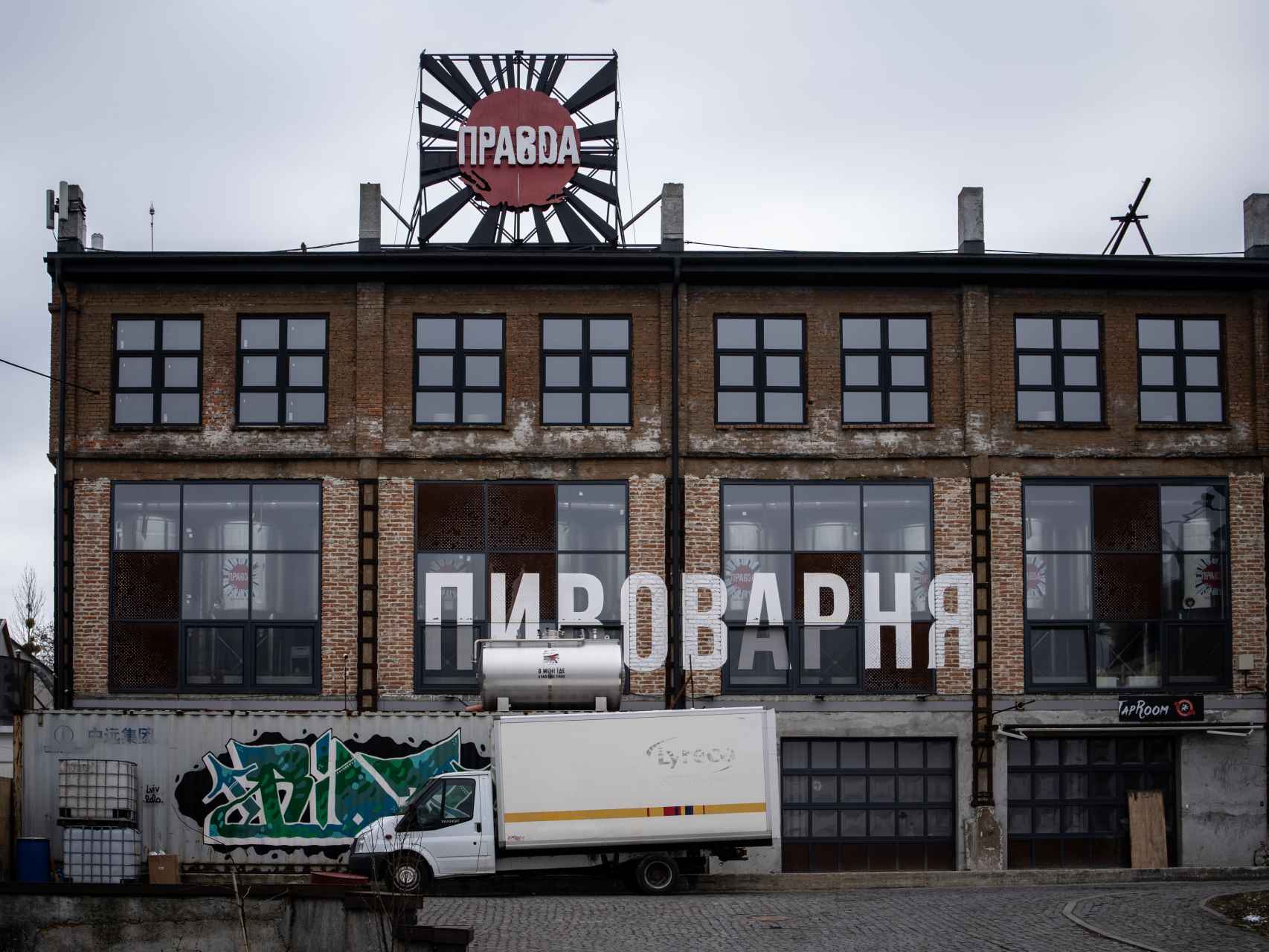 Las sirenas antiaéreas también suenan en las inmediaciones de esta fábrica ubicada en una zona industrial de Lviv.