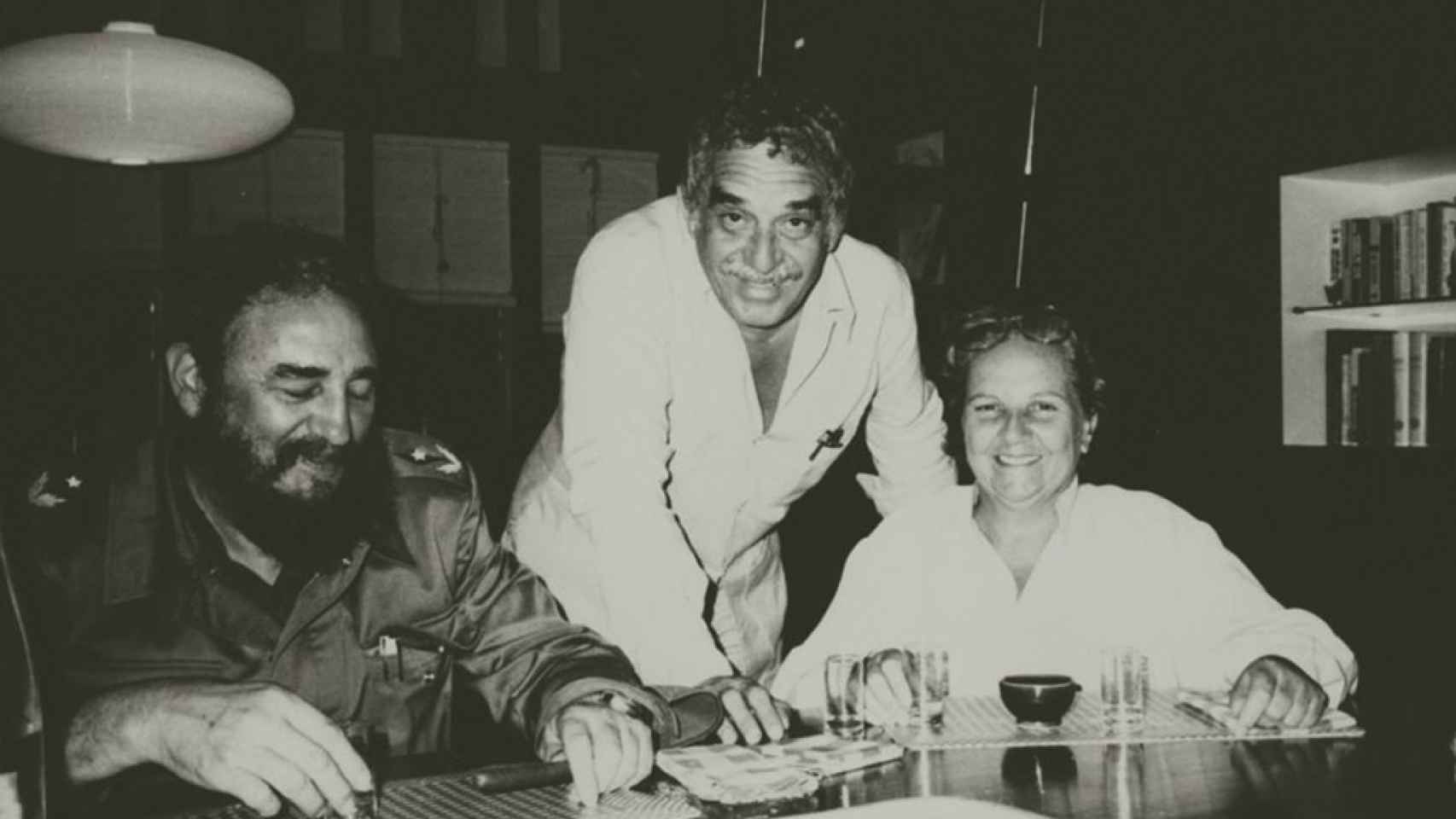 Gabo y Carmen con Fidel en Cuba.