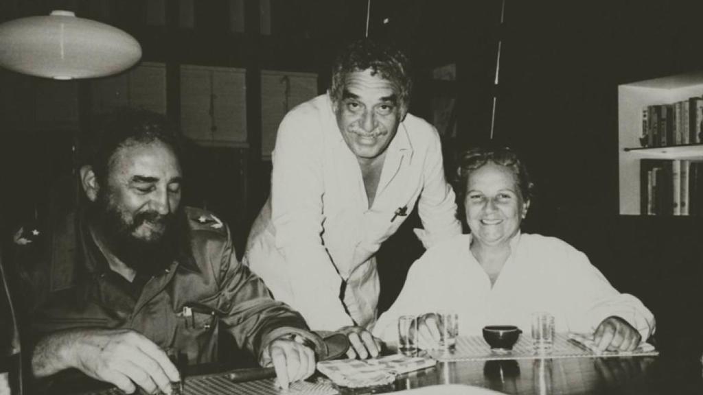 Gabo y Carmen con Fidel en Cuba.