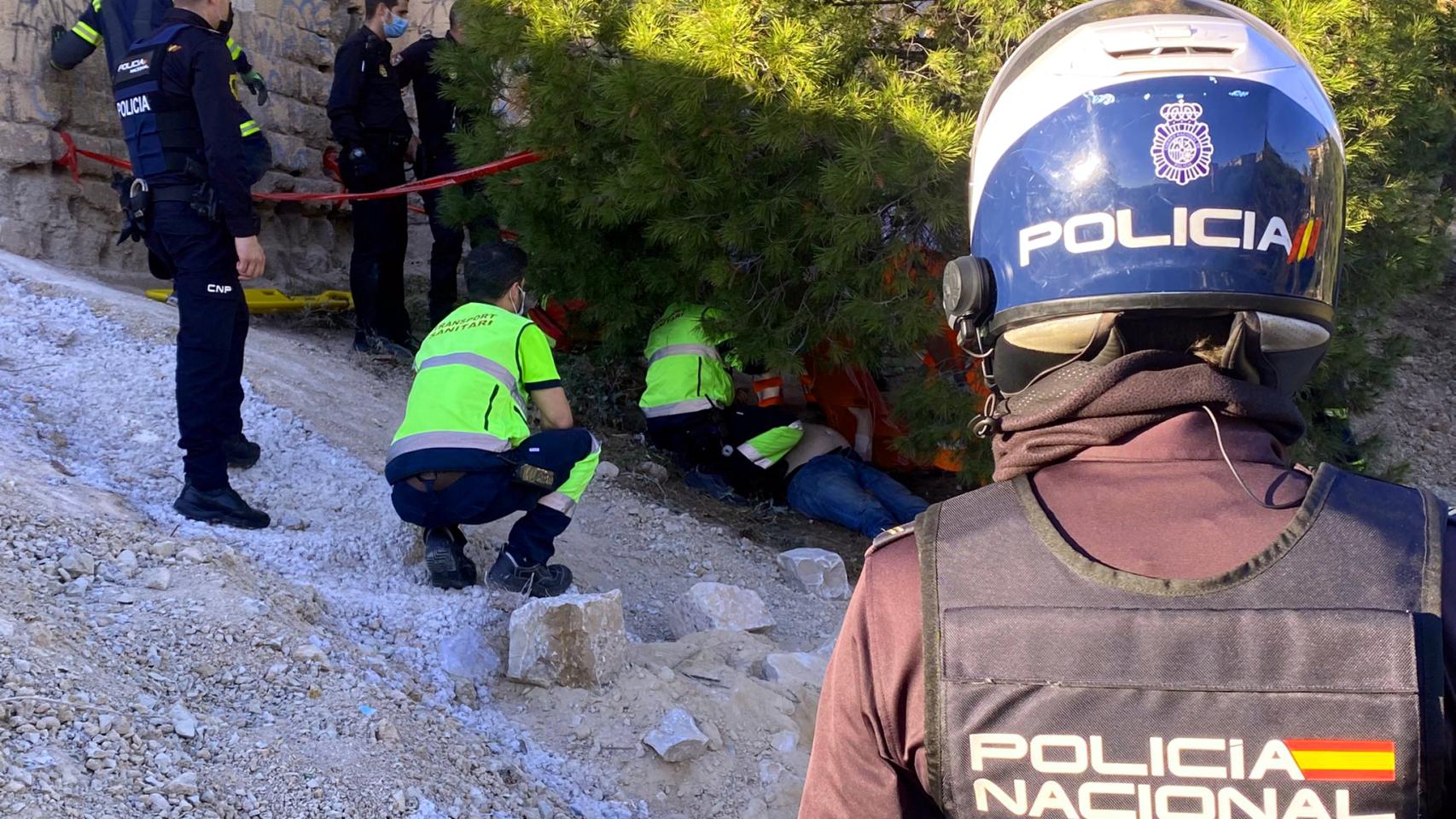 Rescatan a un británico de 64 años que estuvo 5 horas malherido tras caer de un terraplén de 3 metros.