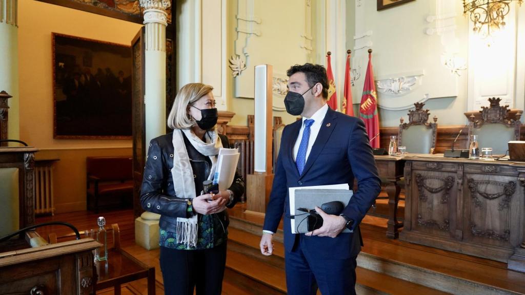 Pilar del Olmo (PP) y Javier García (Vox) conversan antes del inicio del pleno