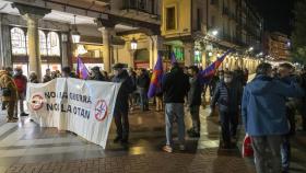 Manifestantes portan pancartas en Fuente Dorada