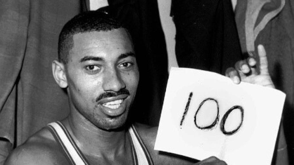 Wilt Chamberlain posando con el cartel de 100 puntos