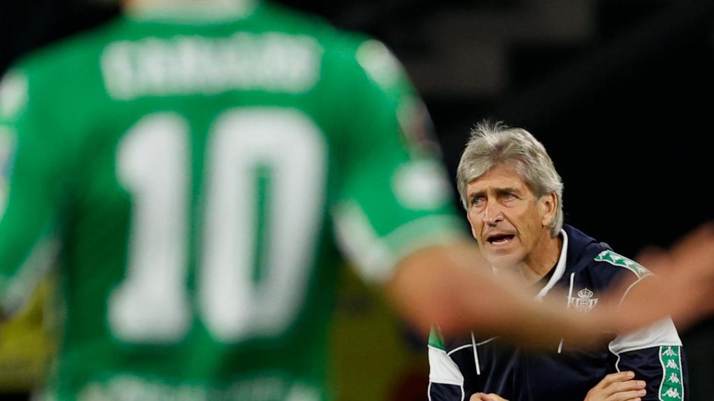 Manuel Pellegrini, durante un partido detrás de Sergio Canales.