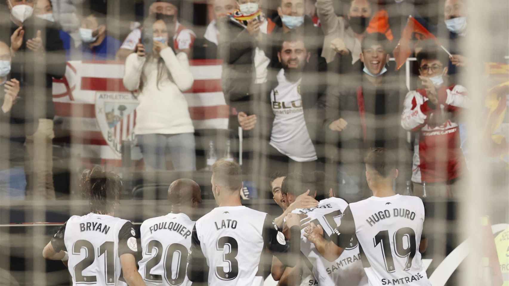 Piña de los jugadores del Valencia para celebrar el gol ante el Athletic en la Copa del Rey
