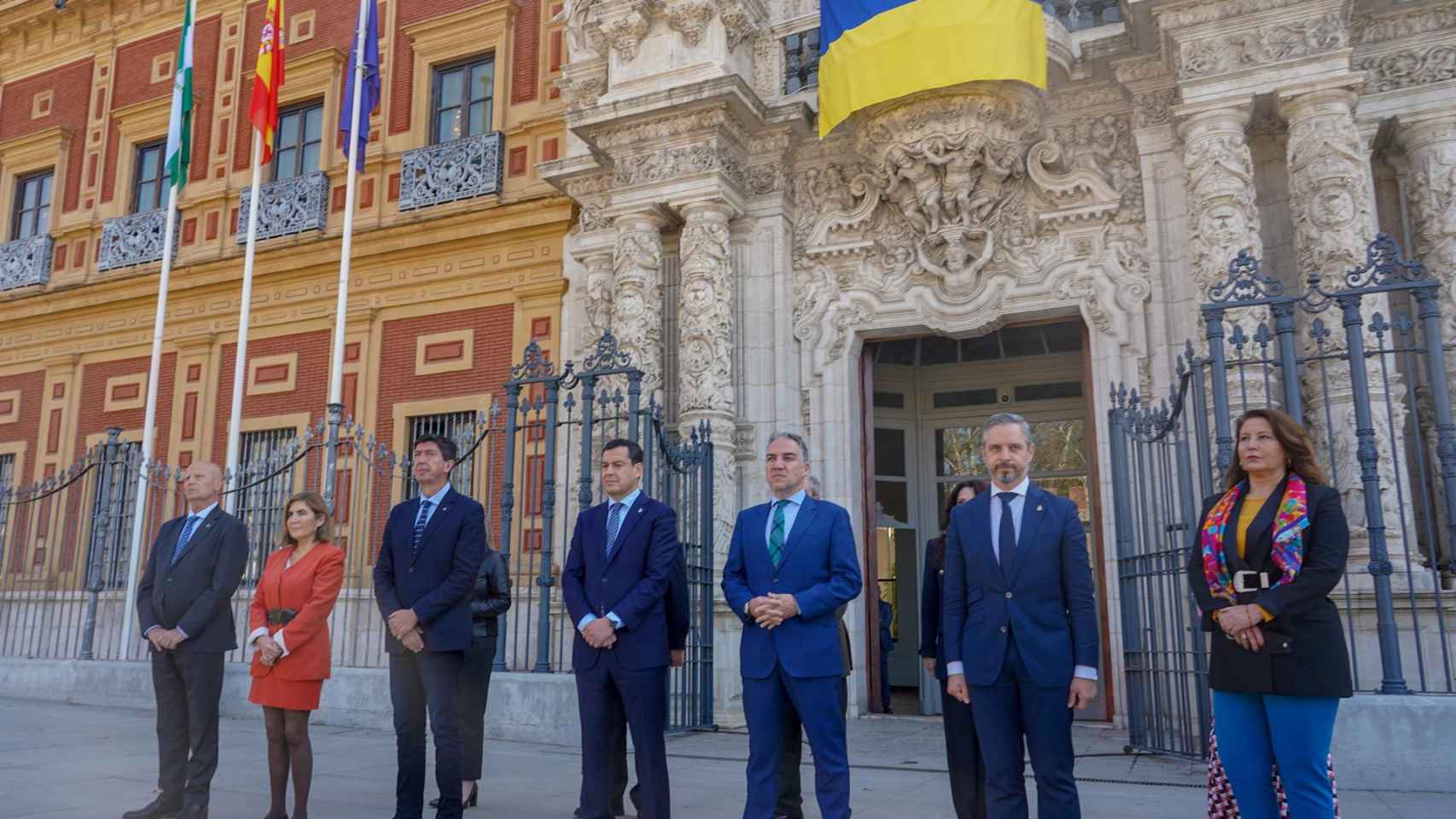 El presidente de la Junta, Juanma Moreno, ante la fachada de San Telmo con una bandera ucraniana.