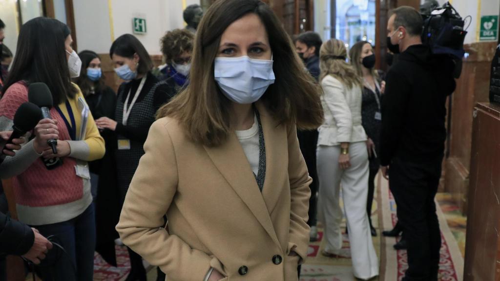 Ione Belarra, ministra de Derechos Sociales, en el pasillo del Congreso. De fondo, Yolanda Díaz, vicepresidenta segunda.