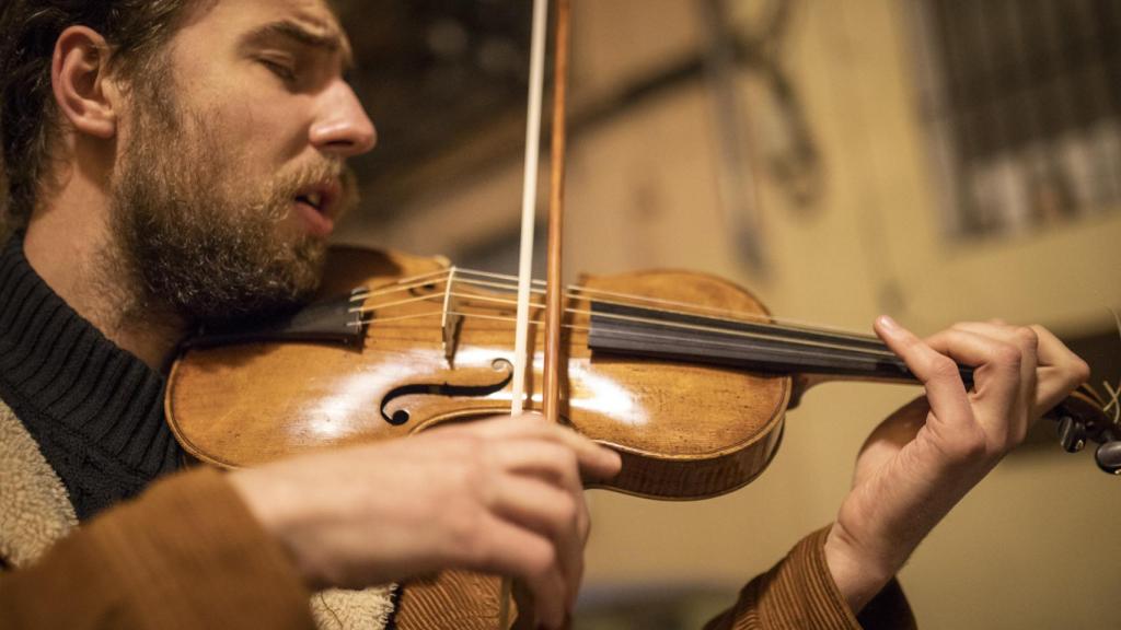 Vadym toca una canción tradicional ucraniana en Lavapiés para su entrevista con El Español. REPORTAJE GRÁFICO Y VÍDEO: Jorge Barreno