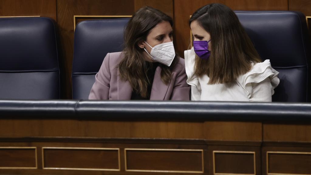 Irene Montero y Ione Belarra, ministras de Igualdad y Derechos Sociales, tras el discurso de Sánchez.