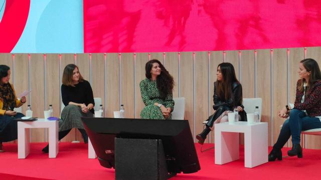 Las panelistas en la mesa redonda de #SomosMujeresTech en el MWC 2022: Adriana Díaz, Judit Cubedo, Natalia Rodríguez, Inés Arroyo y Miriam Ballesteros. Foto: A.I.F.