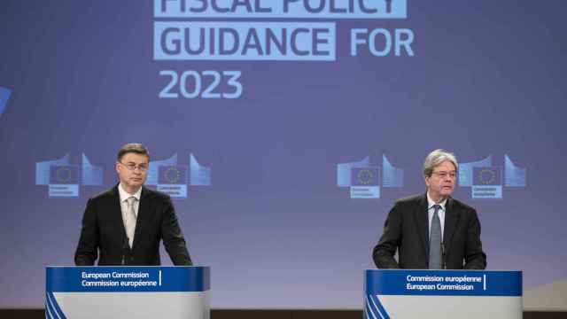 Valdis Dombrovskis y Paolo Gentiloni, durante la rueda de prensa de este miércoles