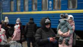 Una mujer abraza a su hijo en el andén de la estación de tren de Lviv (Ucrania).