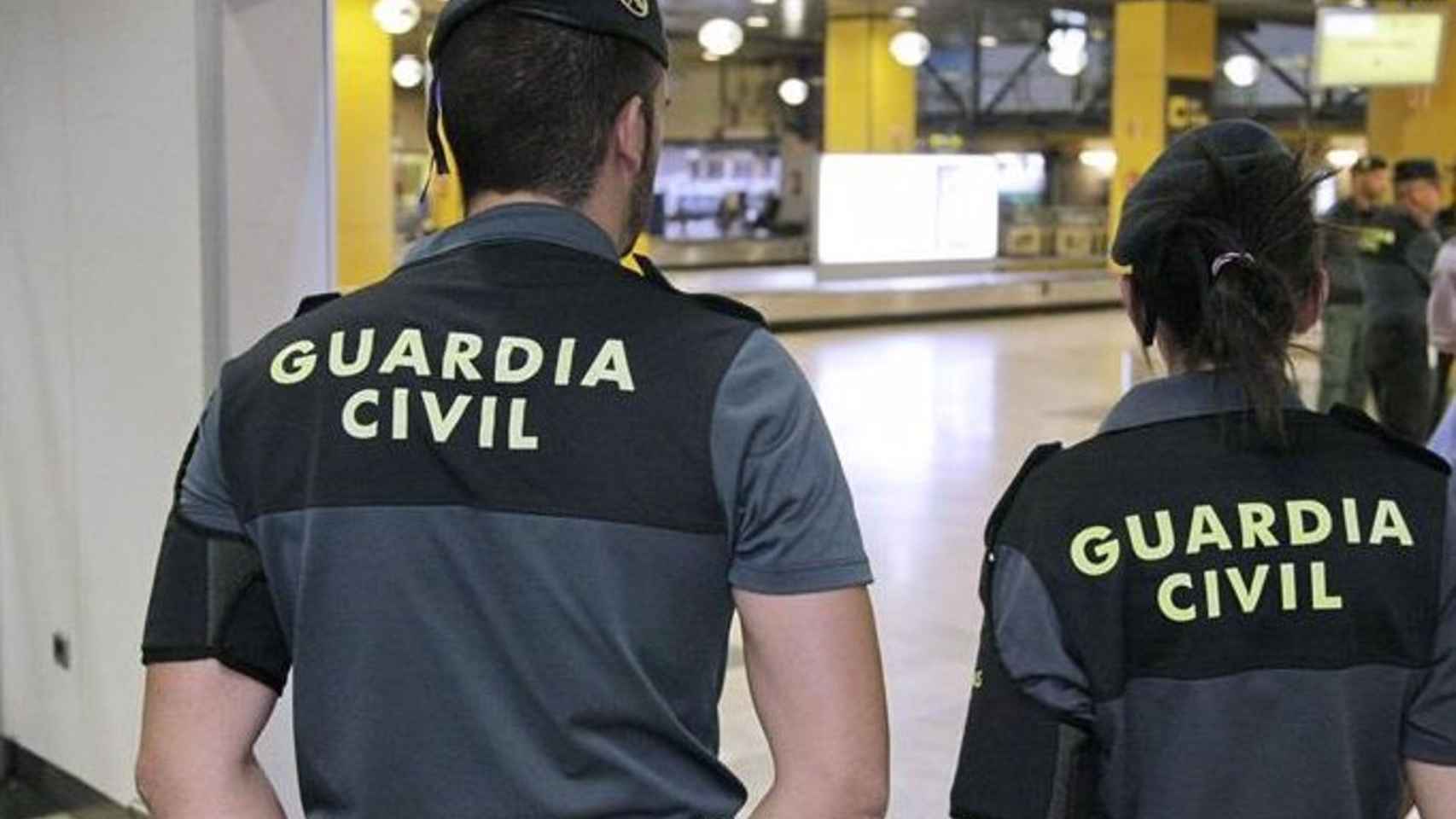 Agentes de la Guardia Civil en el aeropuerto de Málaga.
