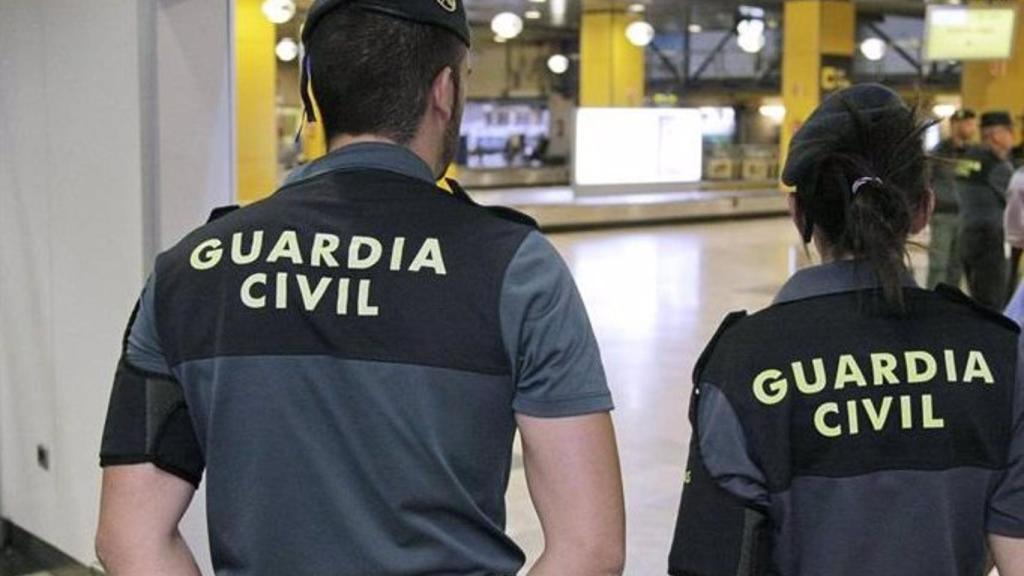 Agentes de la Guardia Civil en el aeropuerto de Málaga.